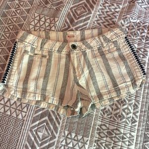 Mossimo Supply juniors size 9. White with navy blue details.